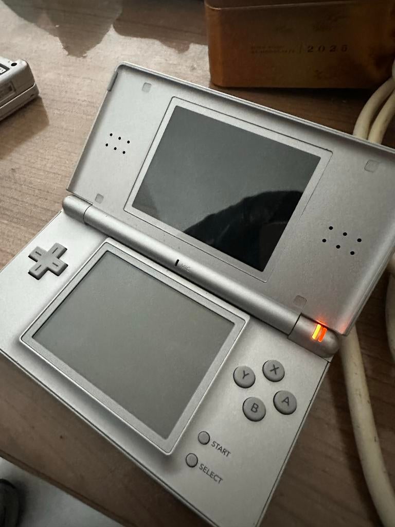 Nintendo DS Lite Zilver - Inclusief Games!, Spelcomputers en Games, Ophalen, Zilver, DS Lite, Gebruikt