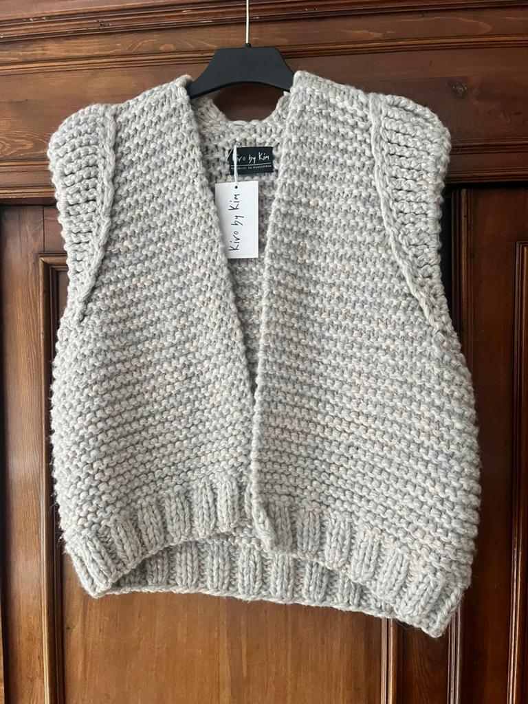 Prachtig zilvergrijs pastel gemeleerd gilet Kiro by Kim, Verzenden, Nieuw, Grijs