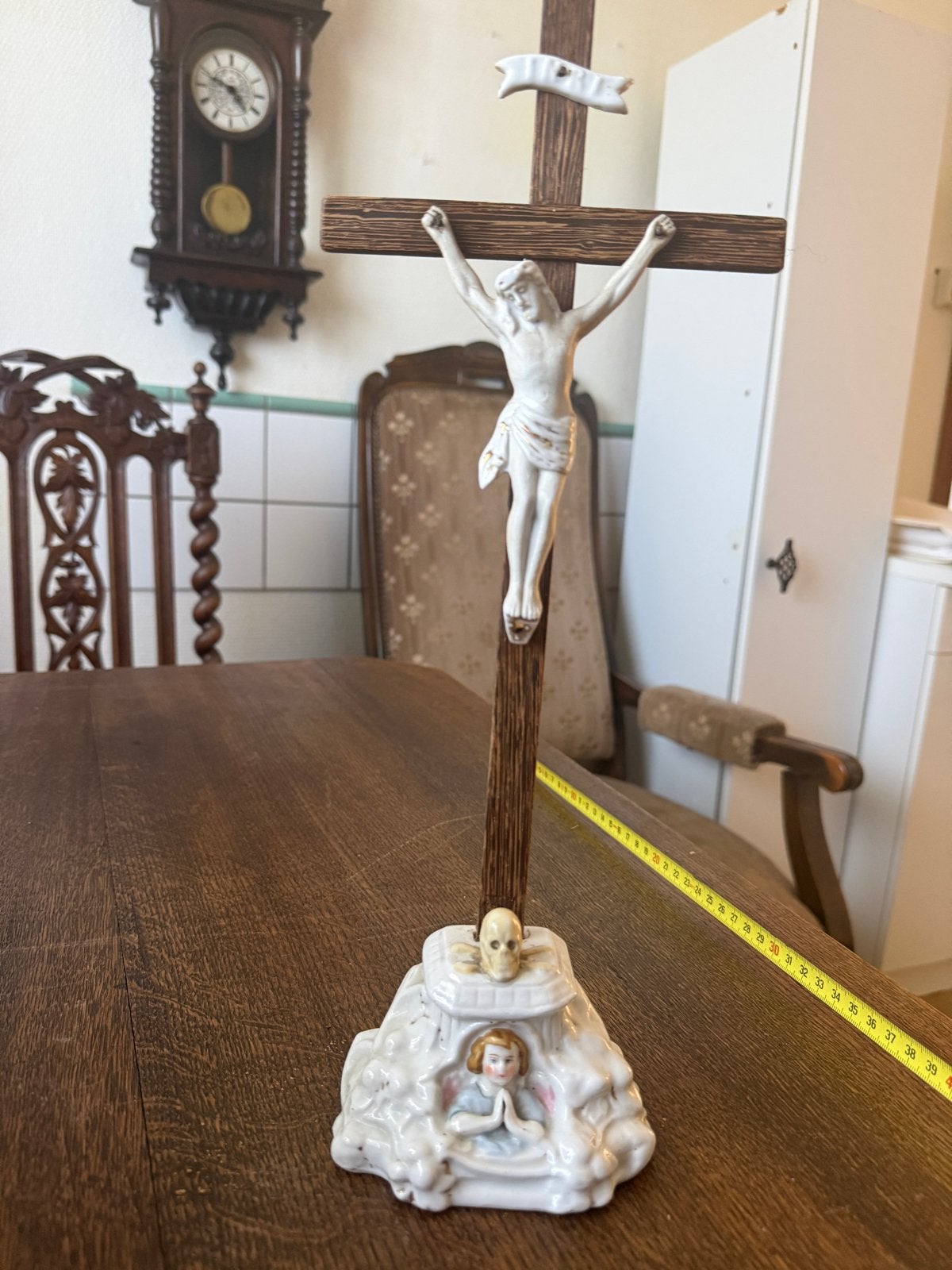 Antiek kruisbeeld met Jezus en biddend kindje, Antiek en Kunst, Ophalen of Verzenden