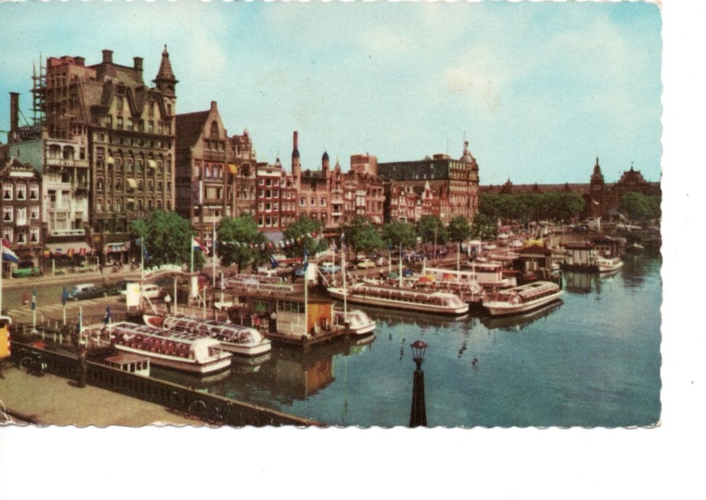 Amsterdam. Ansichtkaart Damrak Amsterdam met Rondvaartboten, Ophalen of Verzenden, 1960 tot 1980, Gelopen, Noord-Holland