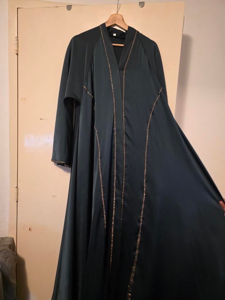 Luxe donkergroene satijnen abaya met gouden details maat 58, Overige typen, Maat 46/48 (XL) of groter, Nieuw, Ophalen of Verzenden
