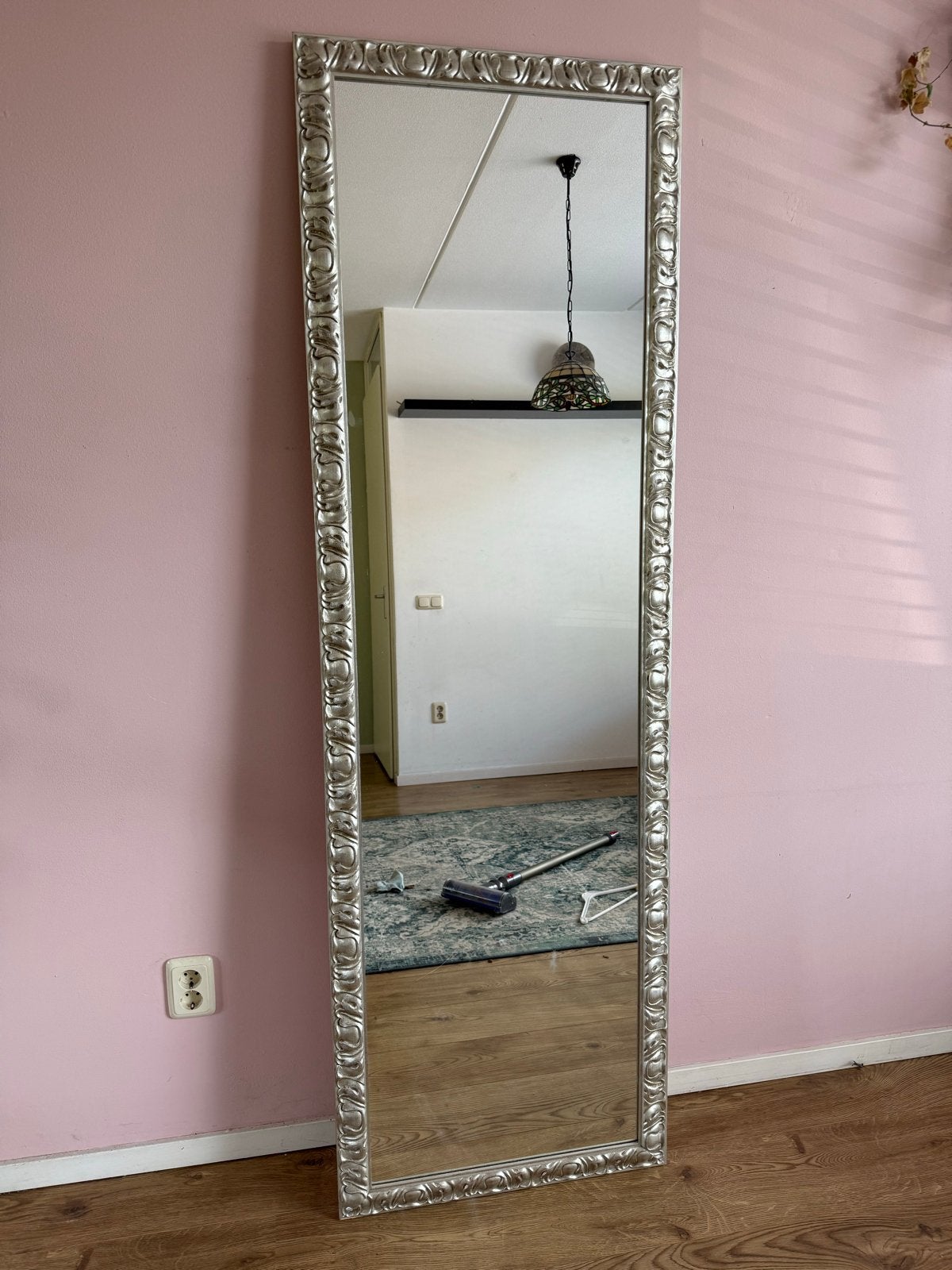 Grote spiegel met sierlijke zilverkleurige lijst, Huis en Inrichting, Woonaccessoires | Spiegels, Ophalen, Gebruikt, 150 tot 200 cm