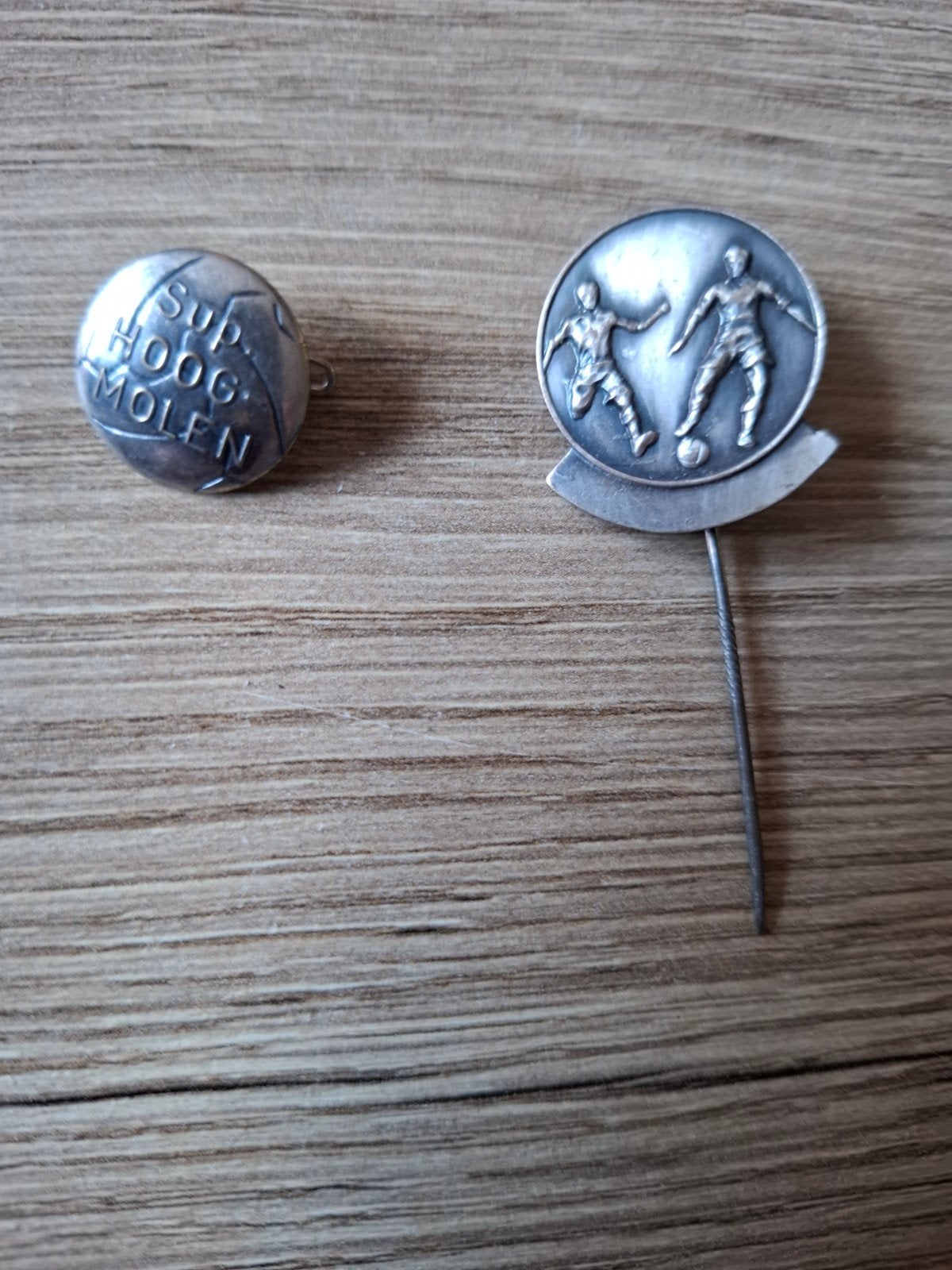 Vintage Voetbal Speldjes - Sup. Hoog Molen & Voetballers, Ophalen of Verzenden, Gebruikt, Sport, Speldje of Pin