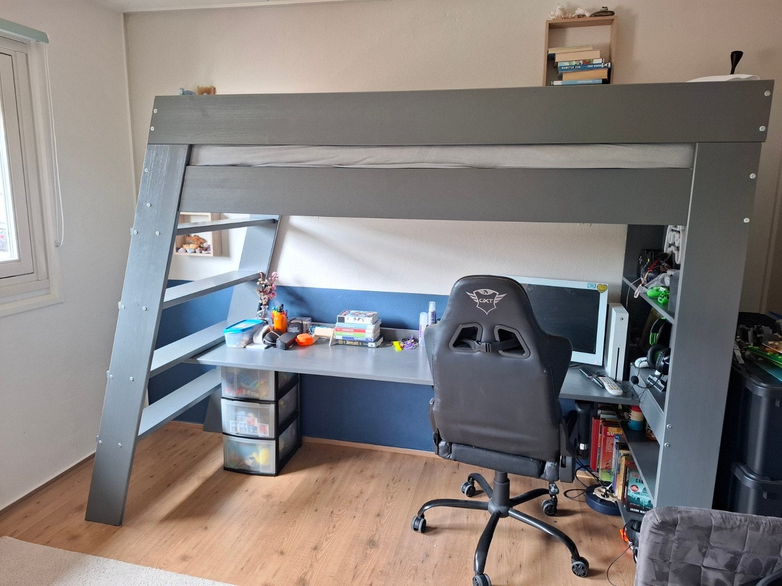Hoogslaper met bureau en opbergruimte - Grijs, Ophalen, 85 tot 100 cm, Gebruikt, Lattenbodem