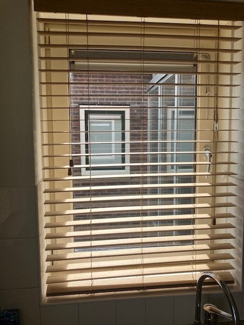 Houten luxaflex, kantelbare lamellen, 130 x 80 cm, Ophalen, Zo goed als nieuw, 50 tot 100 cm, 100 tot 150 cm
