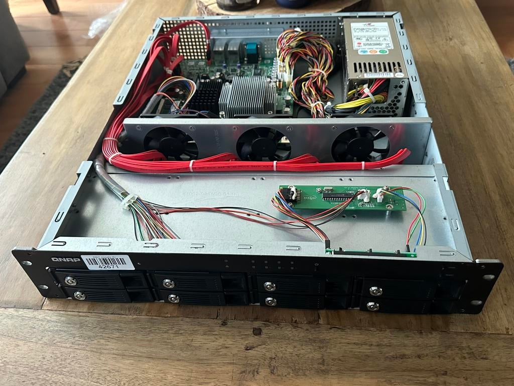 QNAP TS-809U Rack NAS Server 8-Bay incl HDD’s, Computers en Software, Ophalen of Verzenden, Zo goed als nieuw