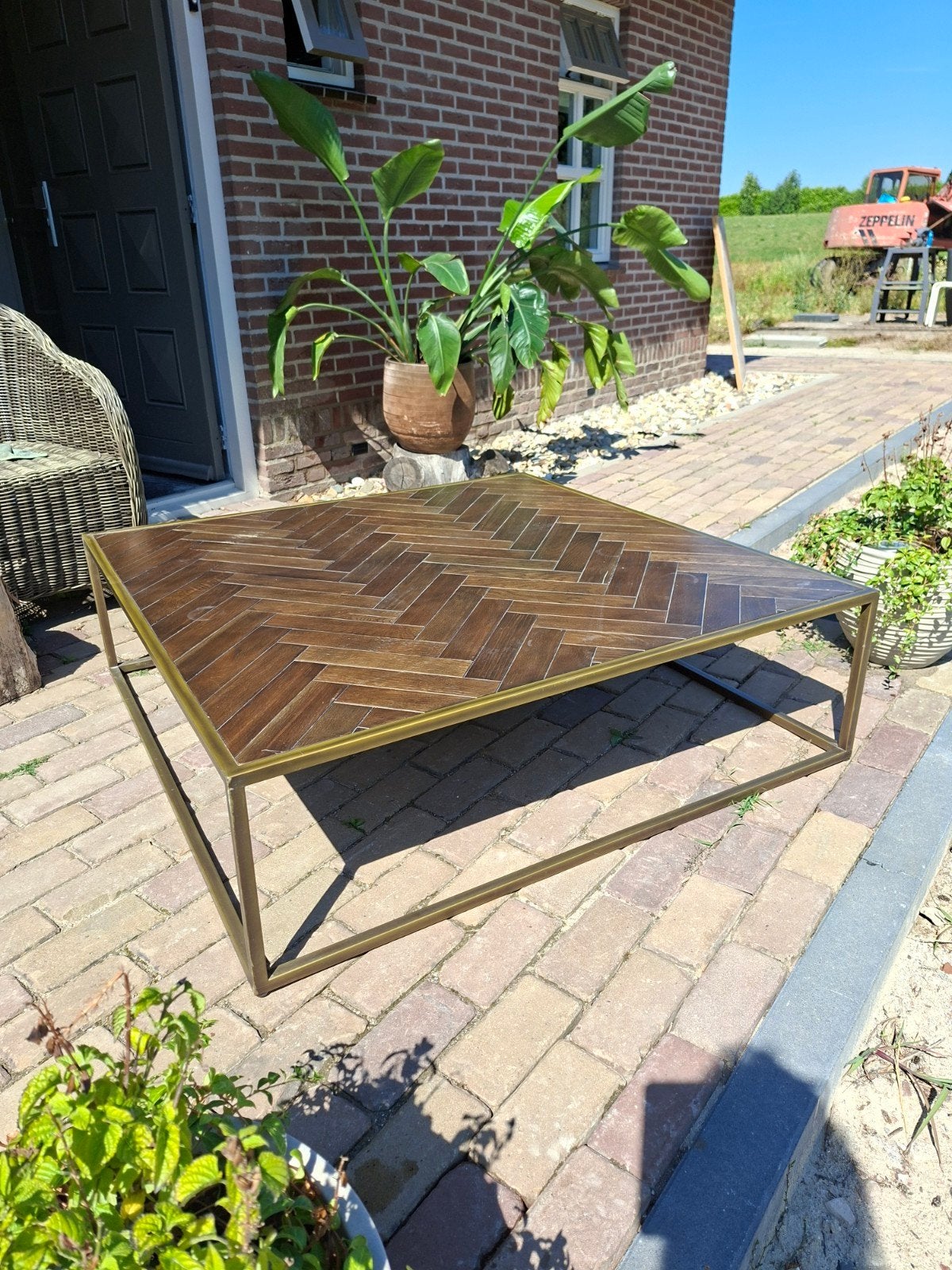 Salontafel met visgraatpatroon en metalen frame, Huis en Inrichting, Tafels | Salontafels, Overige houtsoorten, 50 tot 100 cm