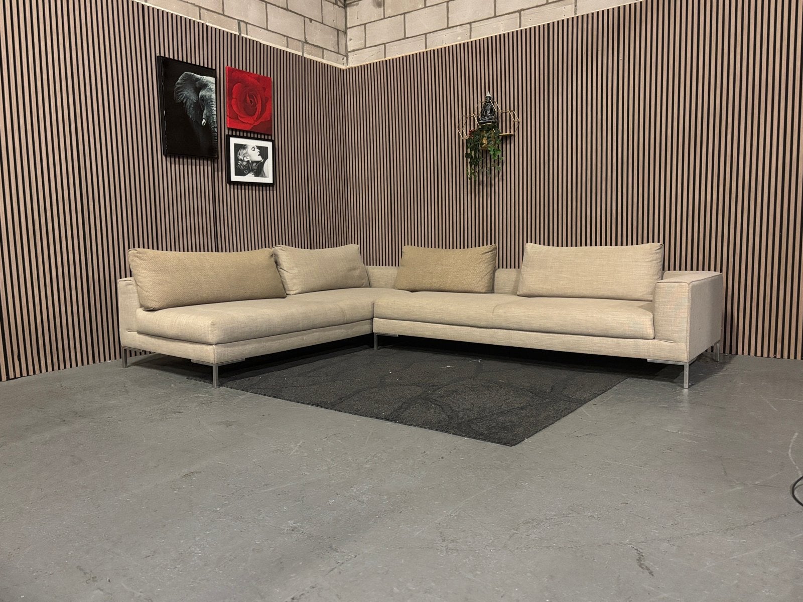 GRATIS LEVERING Design on Stock Aikon Bank 330X250 GEREINIGD, Huis en Inrichting, Design on stock aikon, Hoekbank, 300 cm of meer