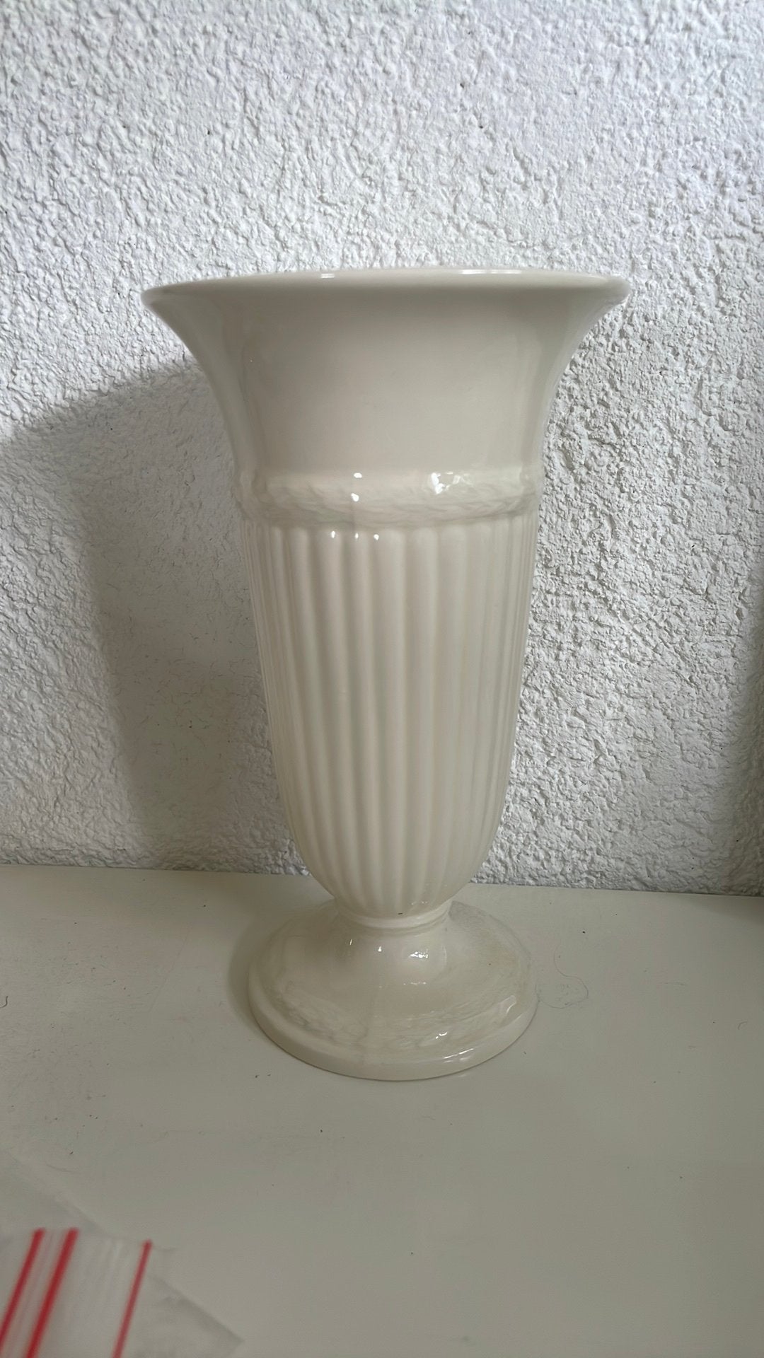 Wedgewood vaas, Overige kleuren, Aardewerk of Porselein, Ophalen of Verzenden, Zo goed als nieuw