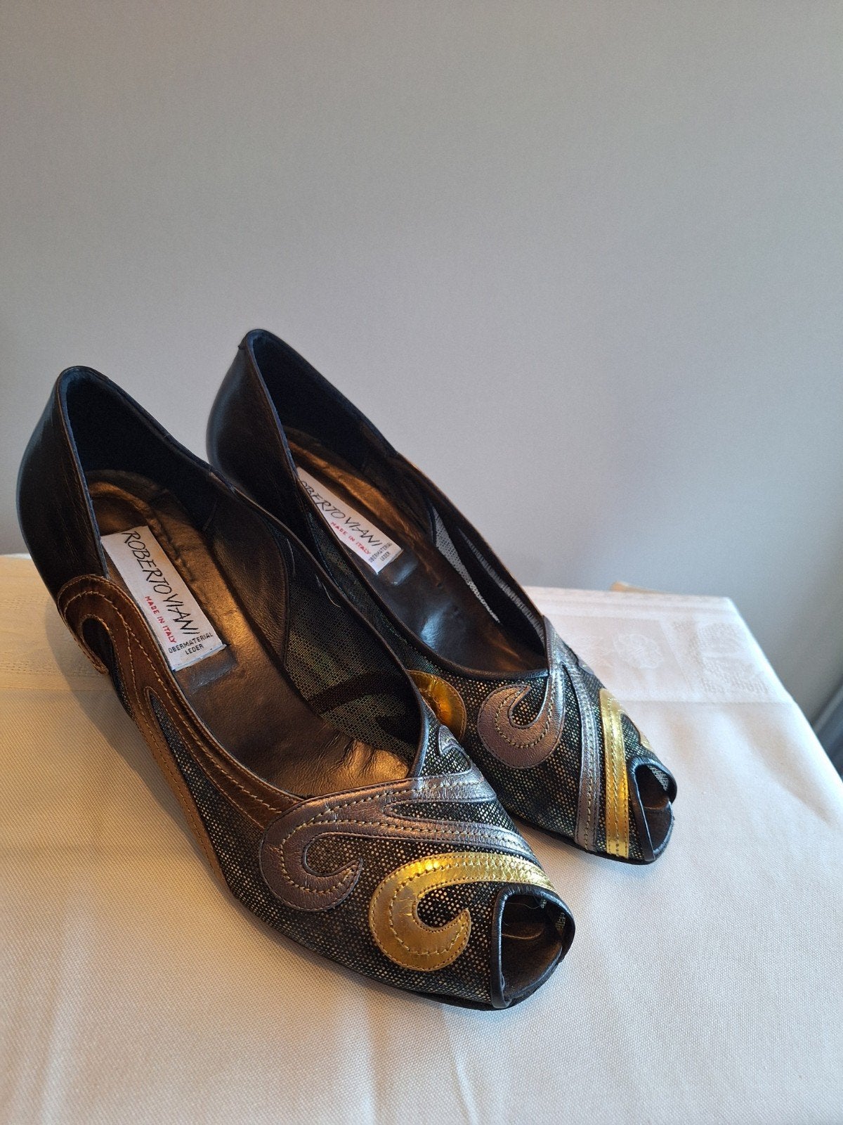Roberto Vianni Peep-Toe Pumps Zwart Goud Maat 39.5, Pumps, Zwart, Ophalen of Verzenden, Roberto Vianni