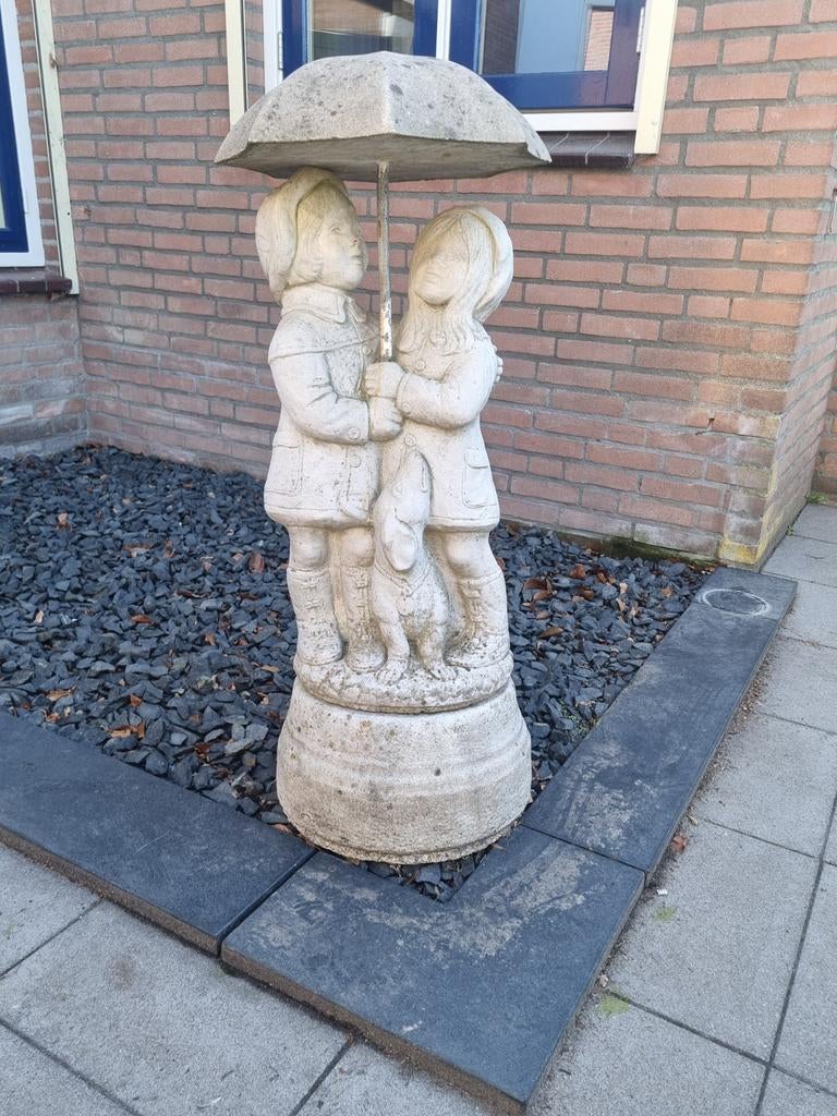 Jongen en meisje onder paraplu - Zwaar stenen beeld, Tuin en Terras, Tuinbeelden, Ophalen, Gebruikt, Beton, Mensenbeeld