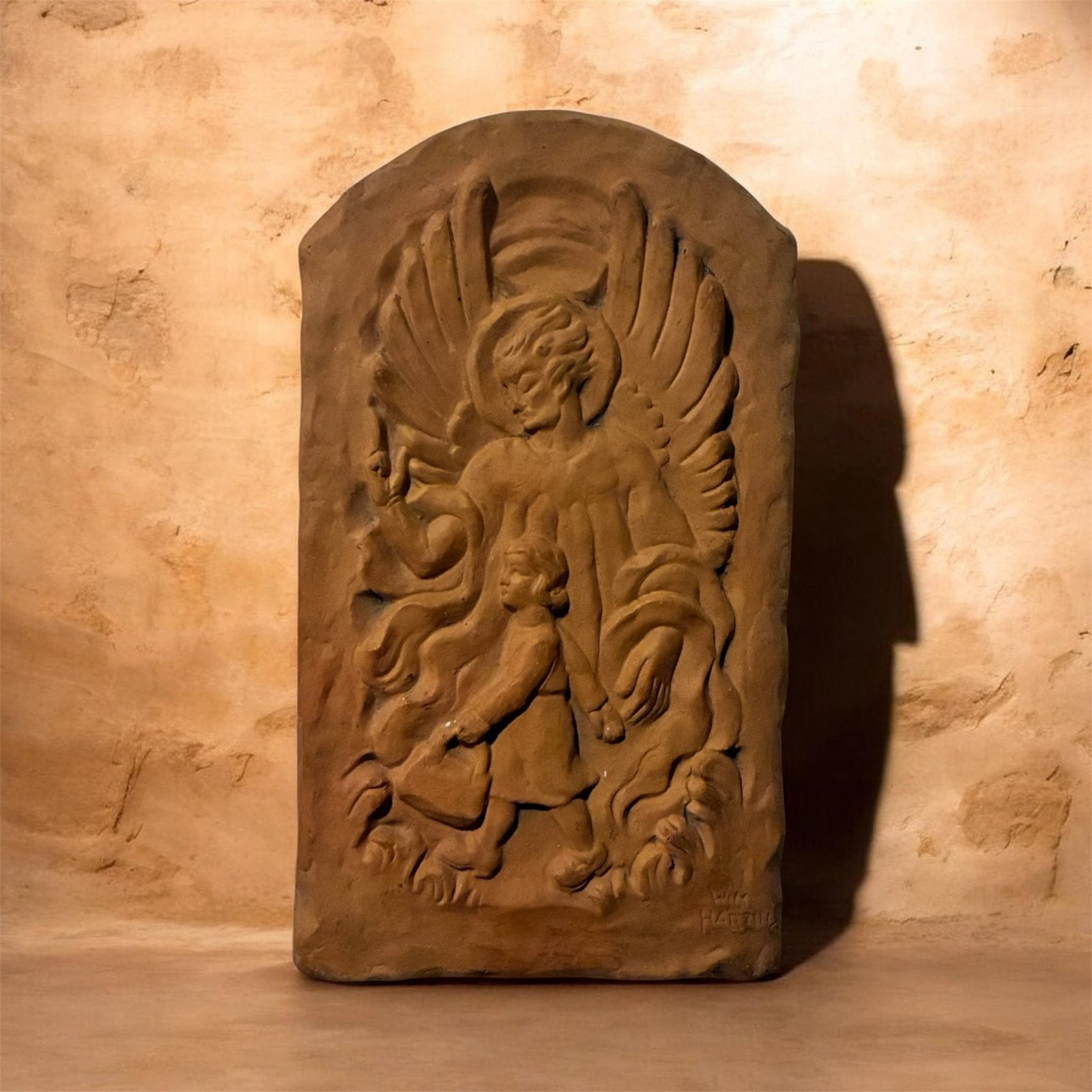 Prachtig terracotta reliëf 'Beschermengel' door Wim Harzing, Antiek en Kunst, Ophalen of Verzenden