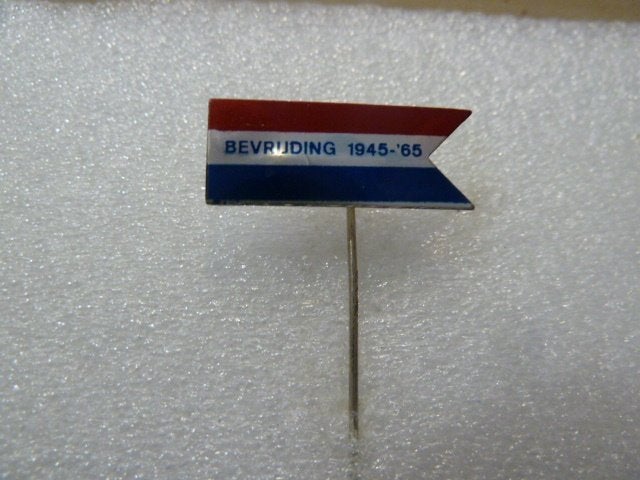 Speldje Bevrijding 1945-'65 - Nederlandse Vlag, Ophalen of Verzenden, Gebruikt, Overige onderwerpen, Speldje of Pin
