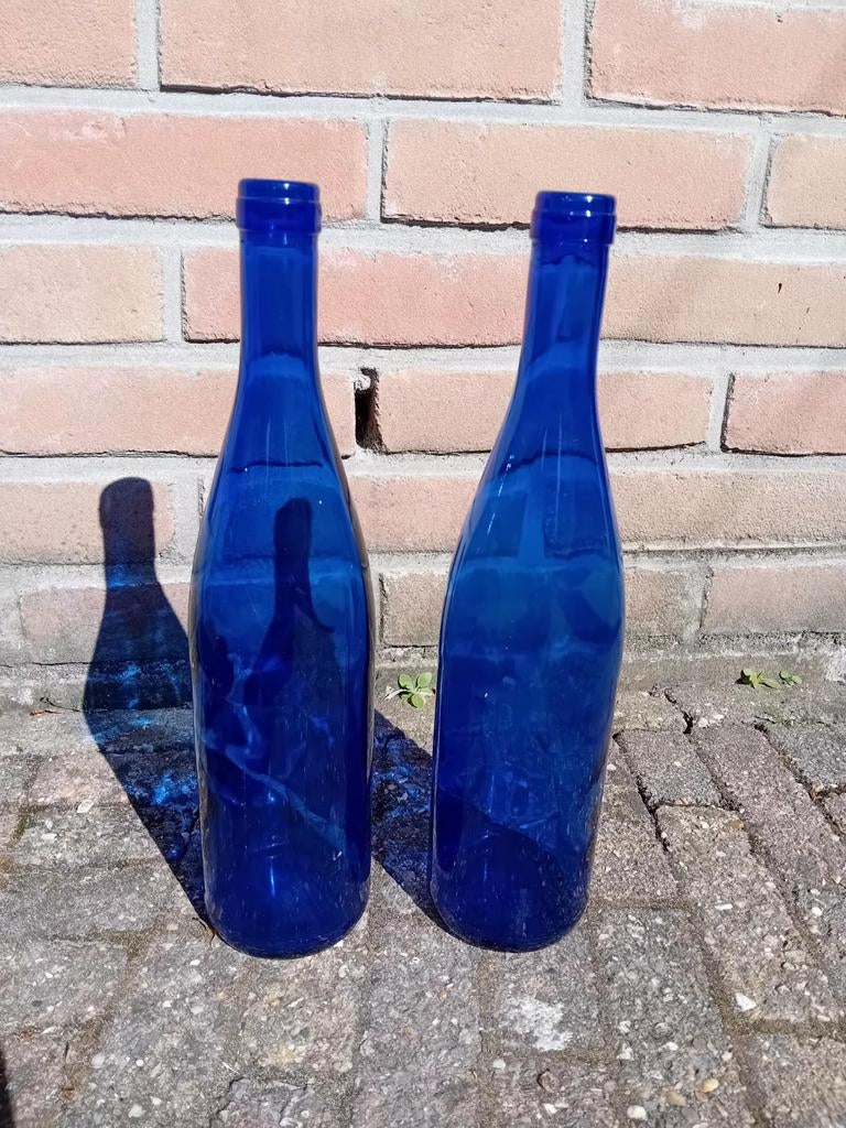 Twee blauwe flessen nieuw, Ophalen