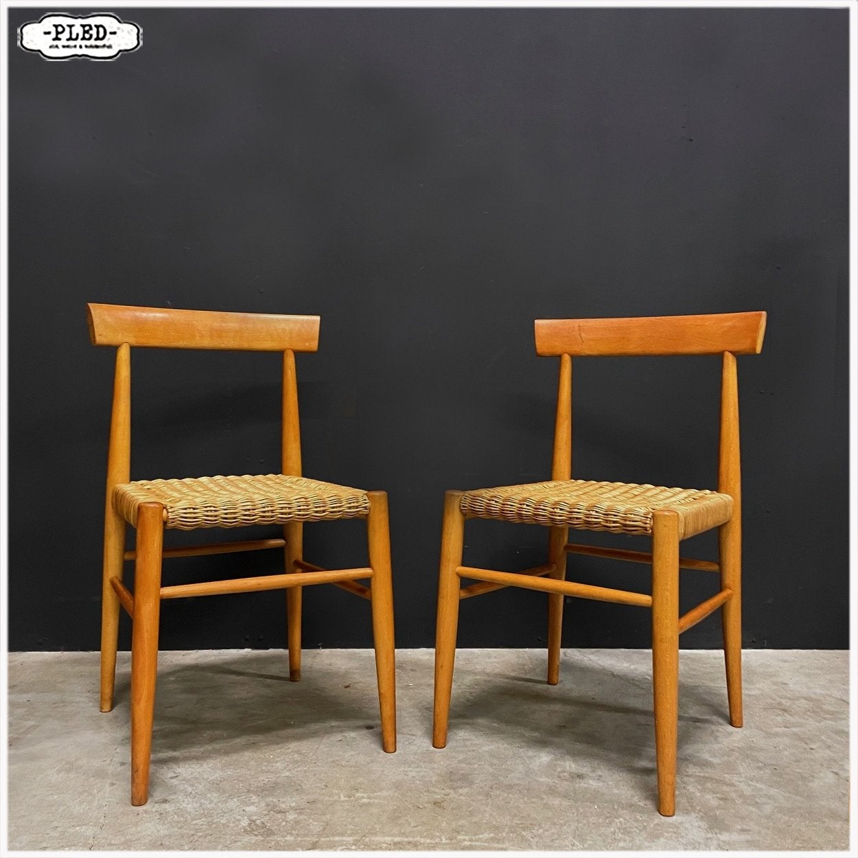 Set van twee beukenhouten stoelen, Krásná Jizba Vintage, Ophalen, Twee, Bruin, Vintage boho Scandi Japandi Midcentury