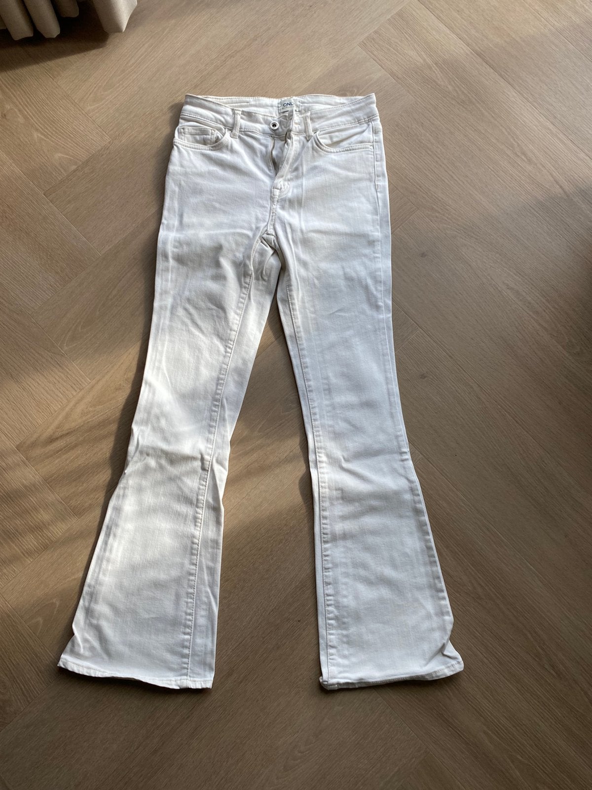 Te koop: Only Flared broek, Kleding | Dames, Ophalen of Verzenden, Zo goed als nieuw, Wit, W28 - W29 (confectie 36)