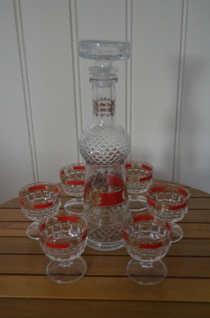 Karaf rood/goud met 6 likeur glazen jaren 60, Antiek en Kunst, Antiek | Glas en Kristal, Ophalen