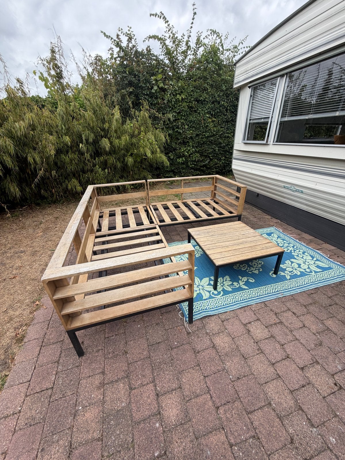 Houten loungeset met kussens en salontafel, Ophalen, 5 zitplaatsen, Gebruikt, Loungeset