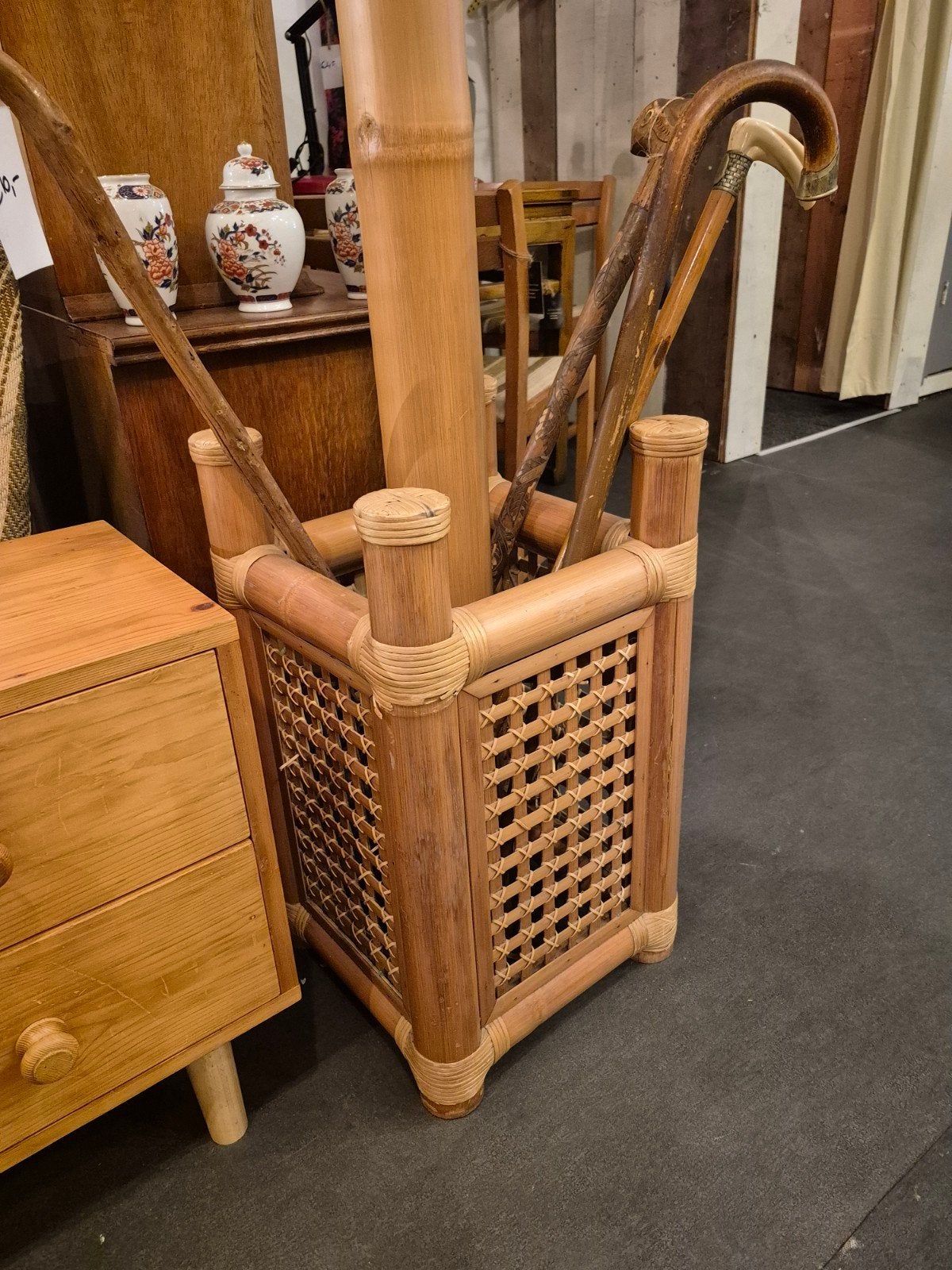 Vintage Bamboe Staande Kapstok met Rieten Details, Ophalen, Zo goed als nieuw, Staande kapstok, 150 tot 200 cm