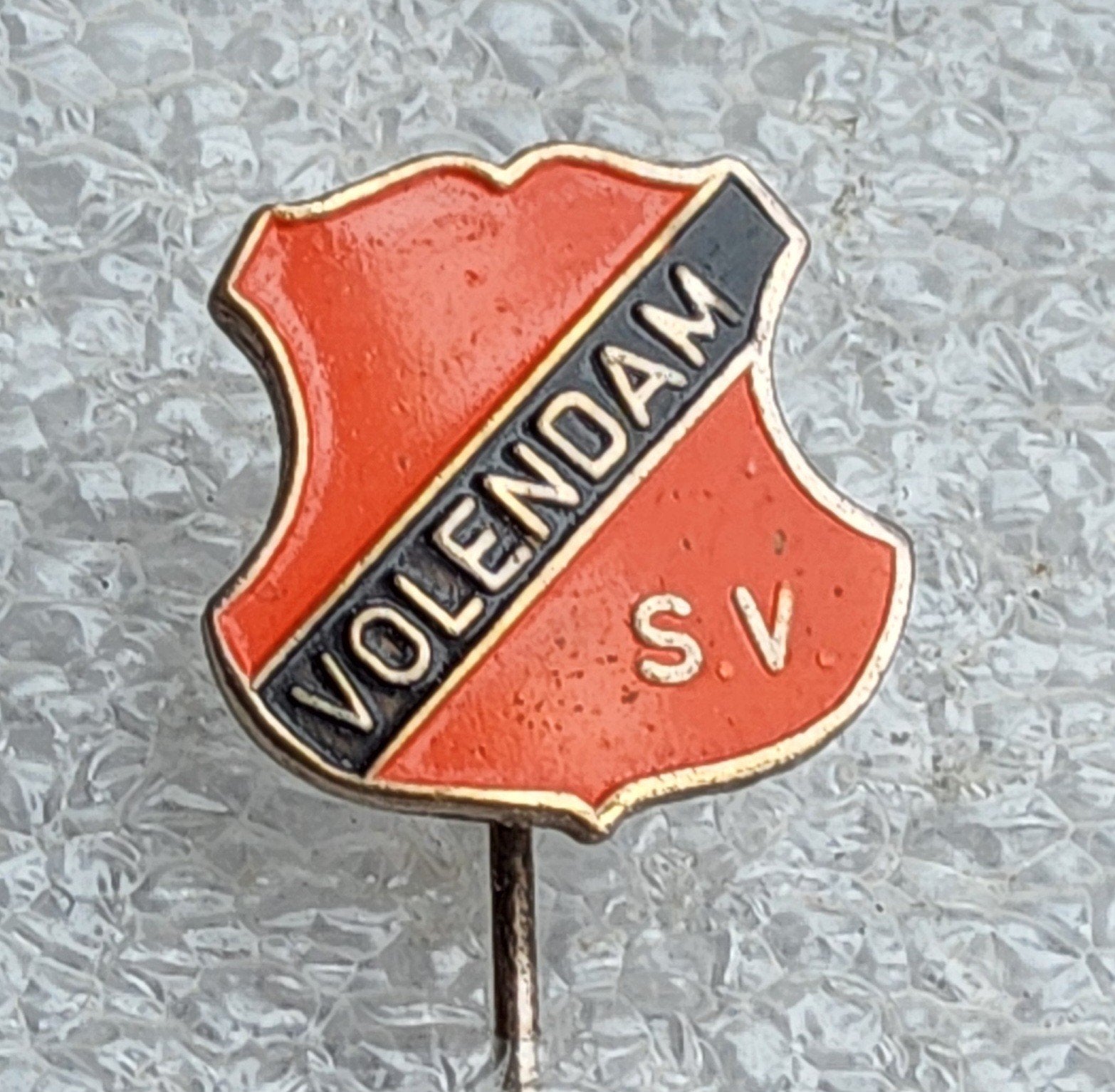 Vintage Speldje SV Volendam - Voetbalclub, Ophalen of Verzenden, Gebruikt, Sport, Speldje of Pin