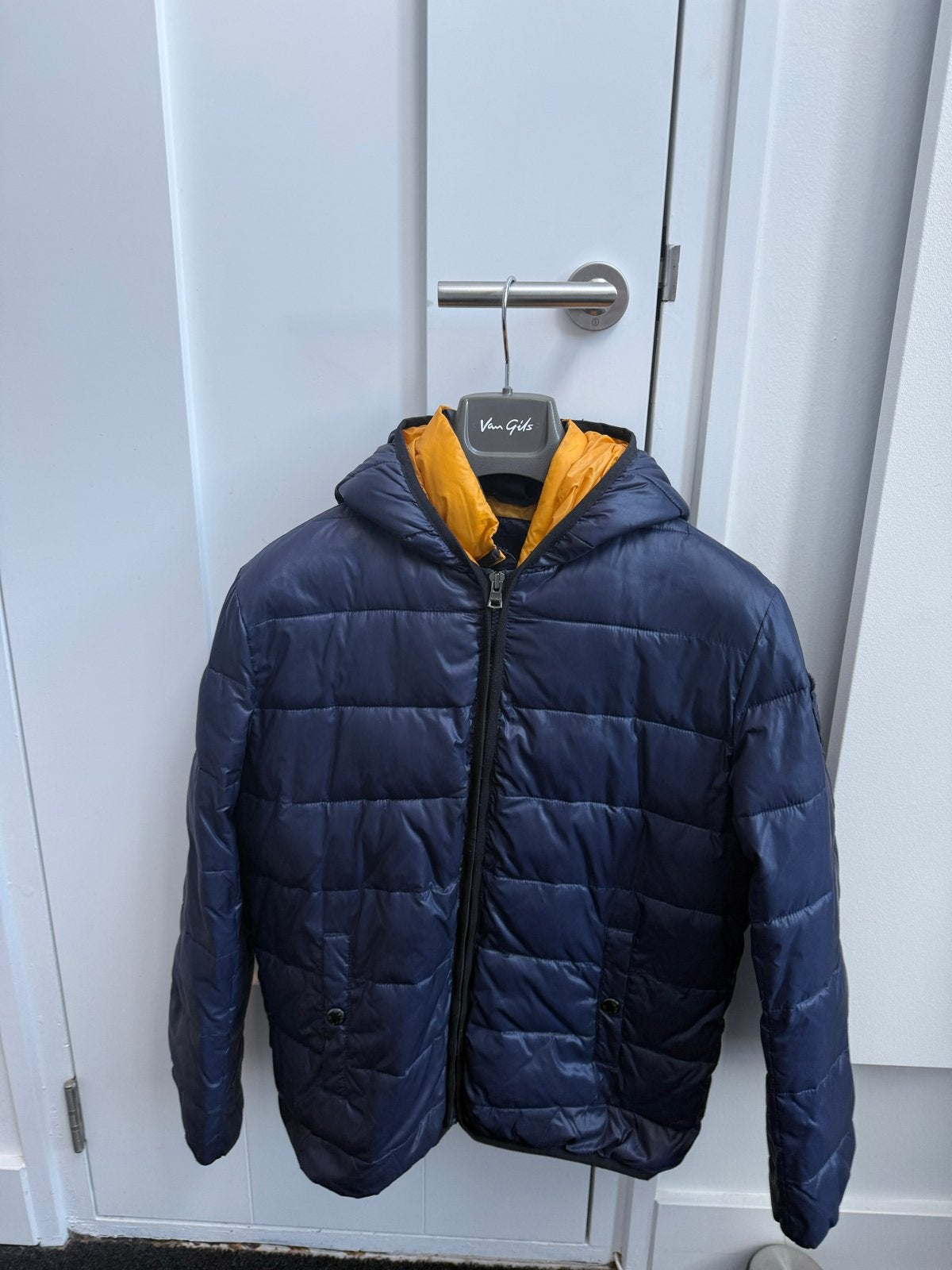 Tommy Hilfiger Puffer jas - Donkerblauw, gele voering mt 164, Ophalen of Verzenden, Zo goed als nieuw, Jongen, Jas