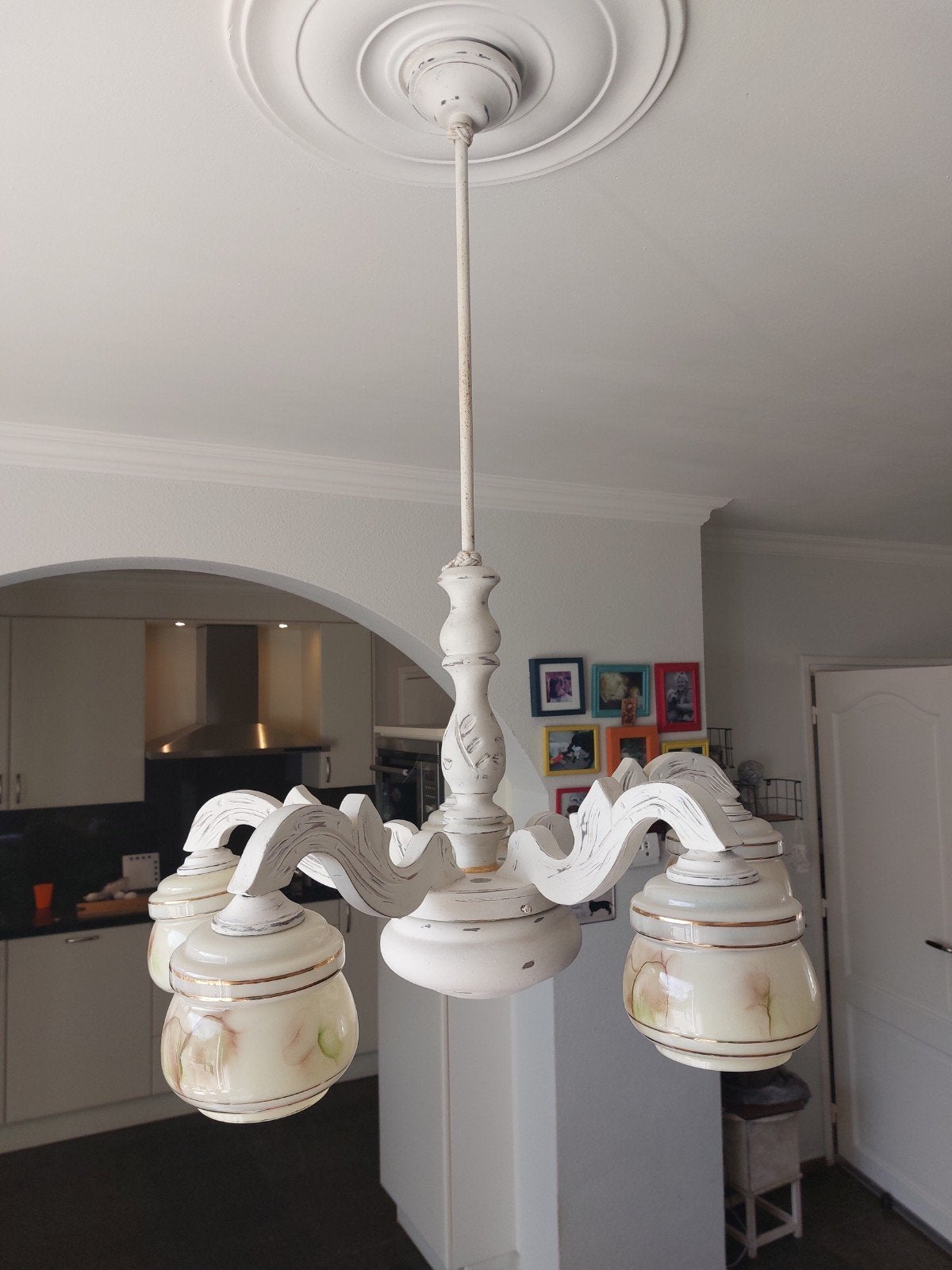 Vintage gepatineerde Kroonluchter met 5 Glazen Kapjes, Huis en Inrichting, Lampen | Kroonluchters, Ophalen, Gebruikt, E14 (klein)