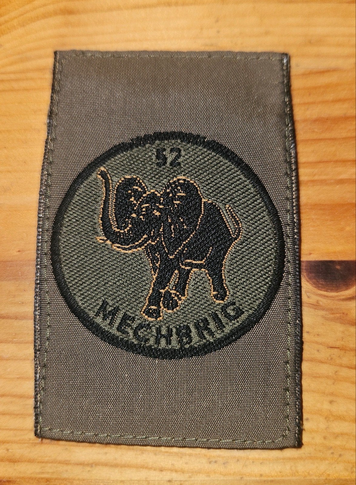 Mouwembleem 52 MECHBRIG, Ophalen of Verzenden, Landmacht, Nederland, Embleem of Badge