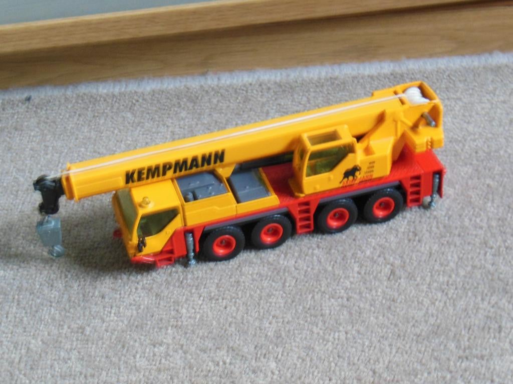 MOBIELE KRAAN - 1:50 - 4 Assig- Telescoop - SIKU -KEMPMANN, Ophalen of Verzenden, Zo goed als nieuw, Hijskraan, Tractor of Landbouw