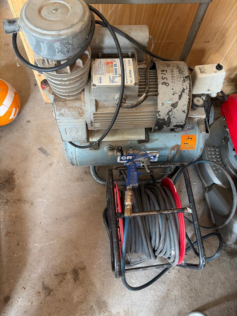 Compressor met luchtslang op rol - Crimex, Doe-het-zelf en Verbouw, Compressors, Ophalen, Gebruikt, 6 tot 10 bar, 25 tot 100 liter