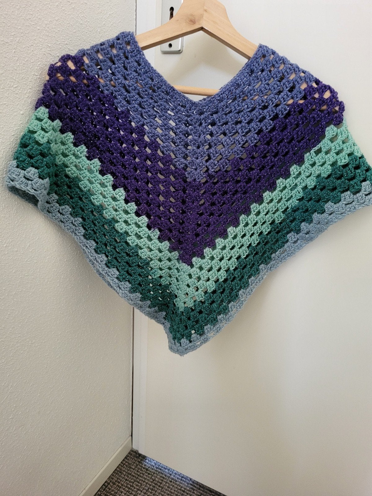 Gehaakte poncho met glitterdraad - Maat 146, Ophalen of Verzenden, Zo goed als nieuw, Meisje, Trui of Vest