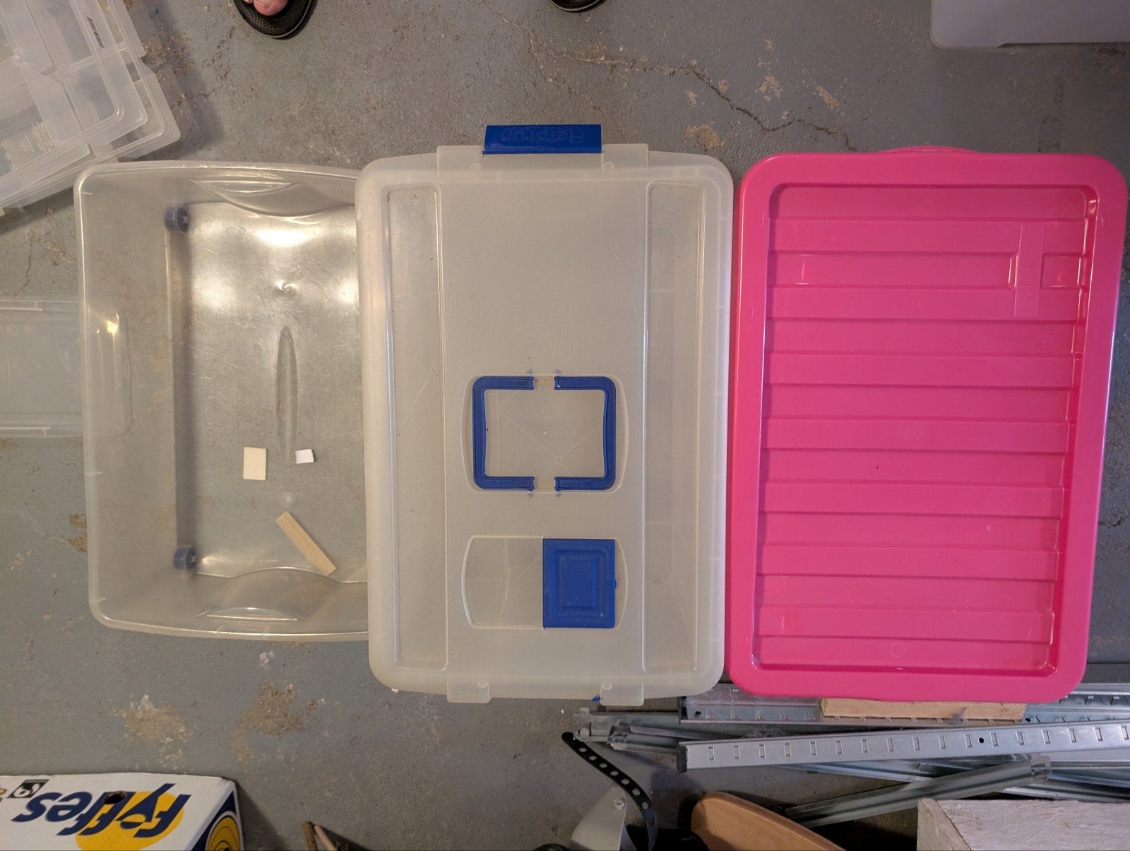 4 Opbergbakken: Roze Deksel, Wieltjes, Handvat, en grijze, Ophalen, Gebruikt, 40 tot 60 cm, 50 tot 75 cm