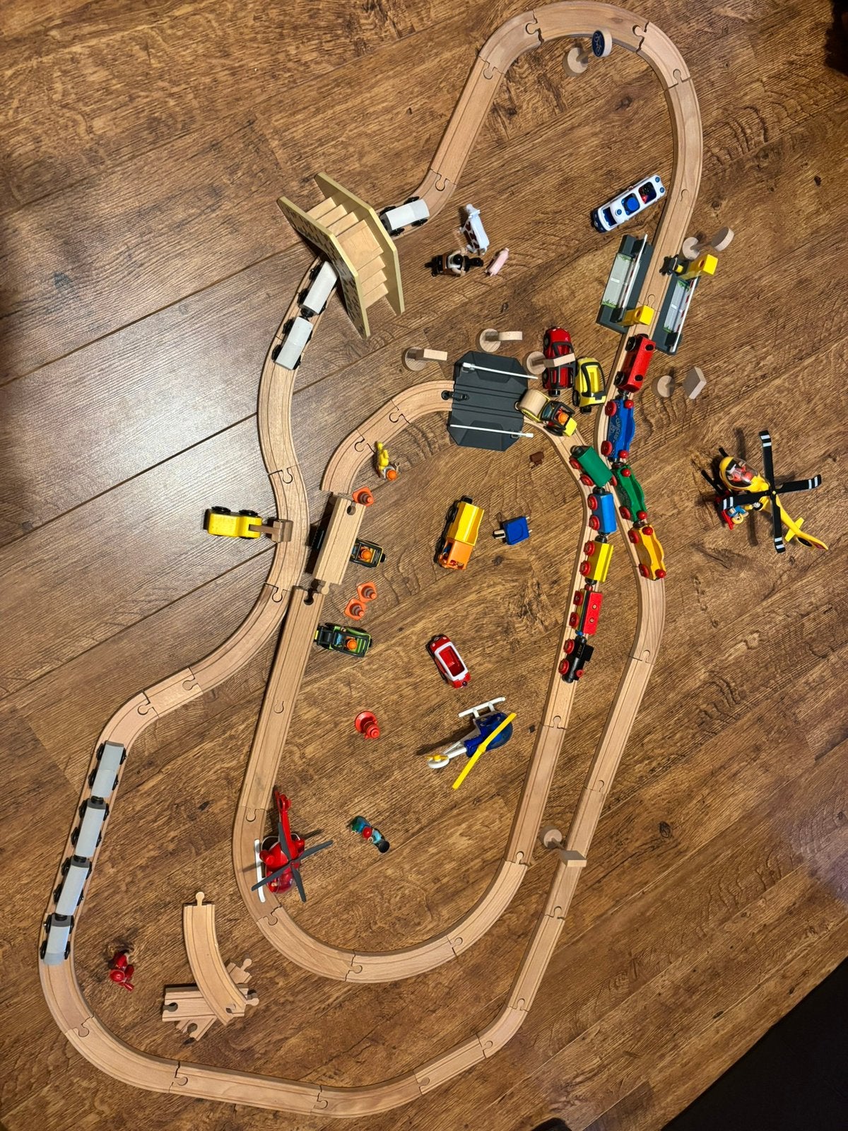 Houten treinbaan met veel van Little tikes voertuigen, Ophalen of Verzenden, Zo goed als nieuw