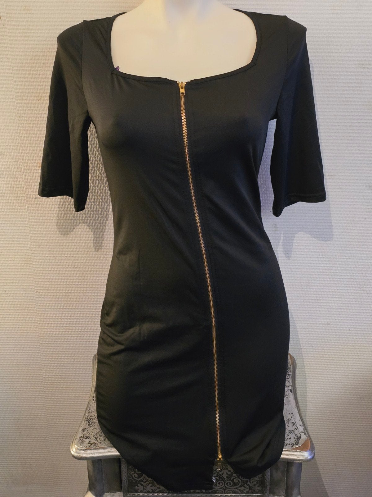 Dames Zwarte jurk met rits, maat S, Kleding | Dames, Jurken, Zwart, Ophalen of Verzenden, Maat 36 (S), Boven de knie