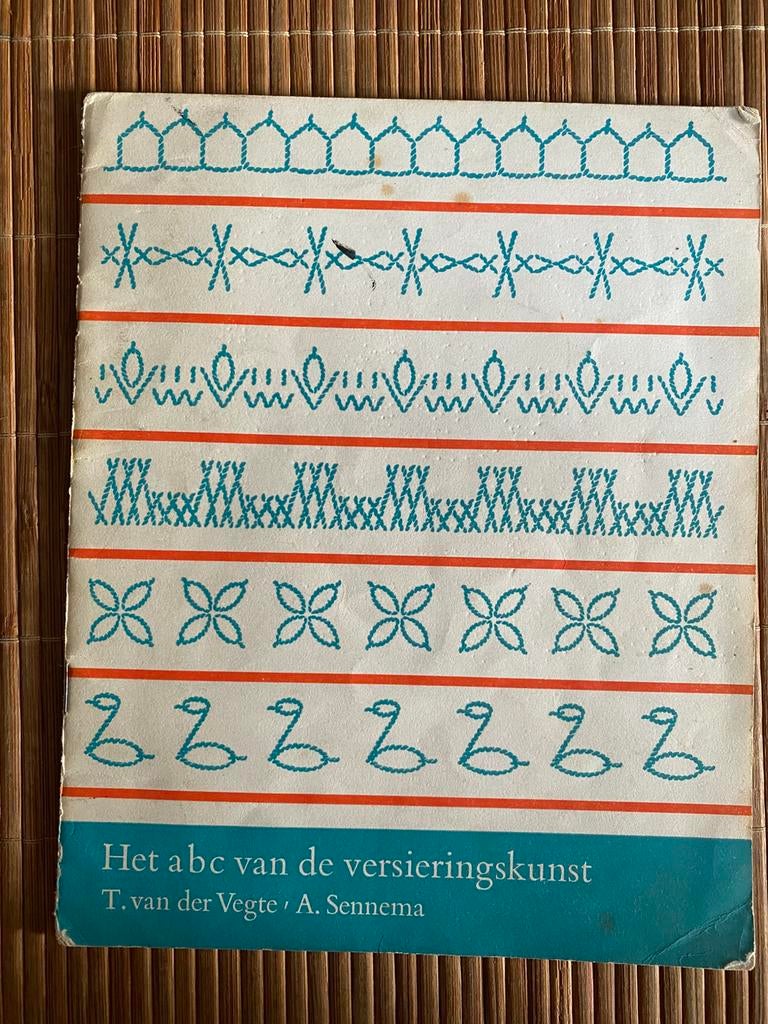 Het ABC van de versieringskunst Kruissteektechniek, Ophalen of Verzenden, Zo goed als nieuw, Handborduren, Overige typen