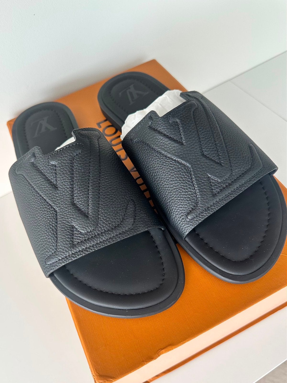 LV SLIPPER HEREN MAAT 45-46 NIEUW, Ophalen of Verzenden, Zo goed als nieuw, Zwart