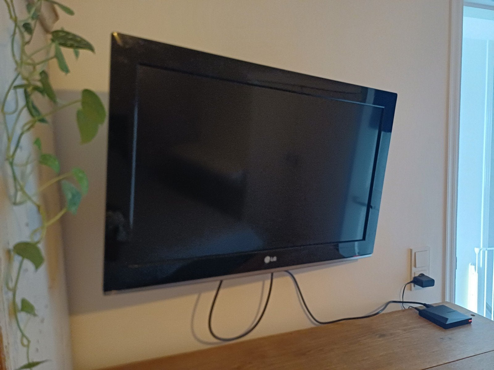 LG 32LK330 LCD TV circa 32 inch met muurbeugel, Ophalen, Gebruikt, 50 Hz, 80 tot 100 cm