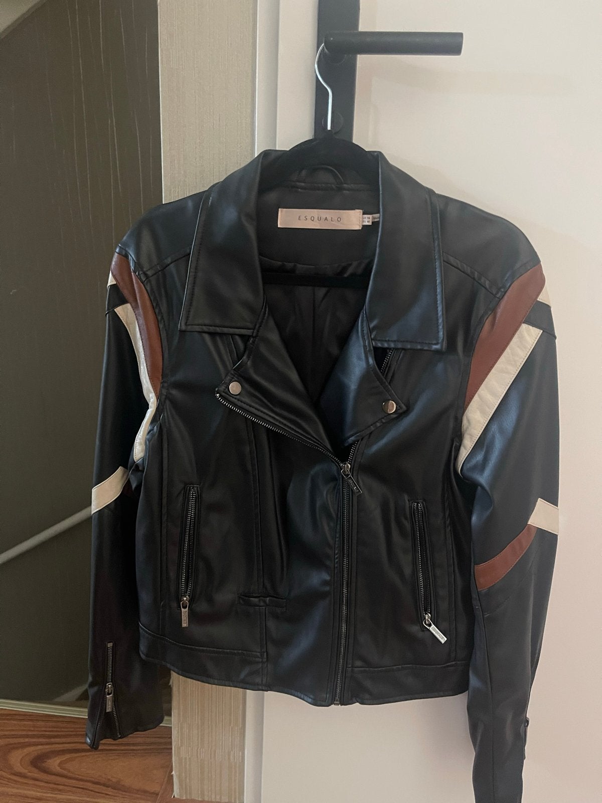 Esqualo Bikerjasje Zwart met Bruin/Witte Accenten Maat 46, Kleding | Dames, Ophalen of Verzenden, Zo goed als nieuw, Maat 46/48 (XL) of groter