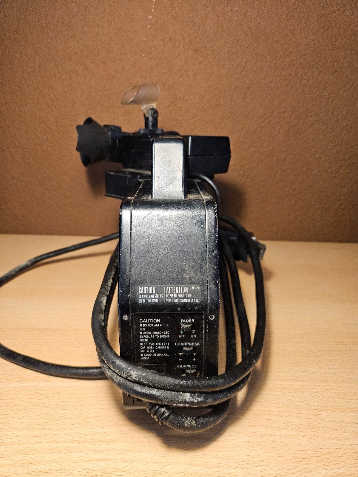 Foto 5 van Vintage Sony Video Camera HVC-2000P Trinitron

Tekst samenge