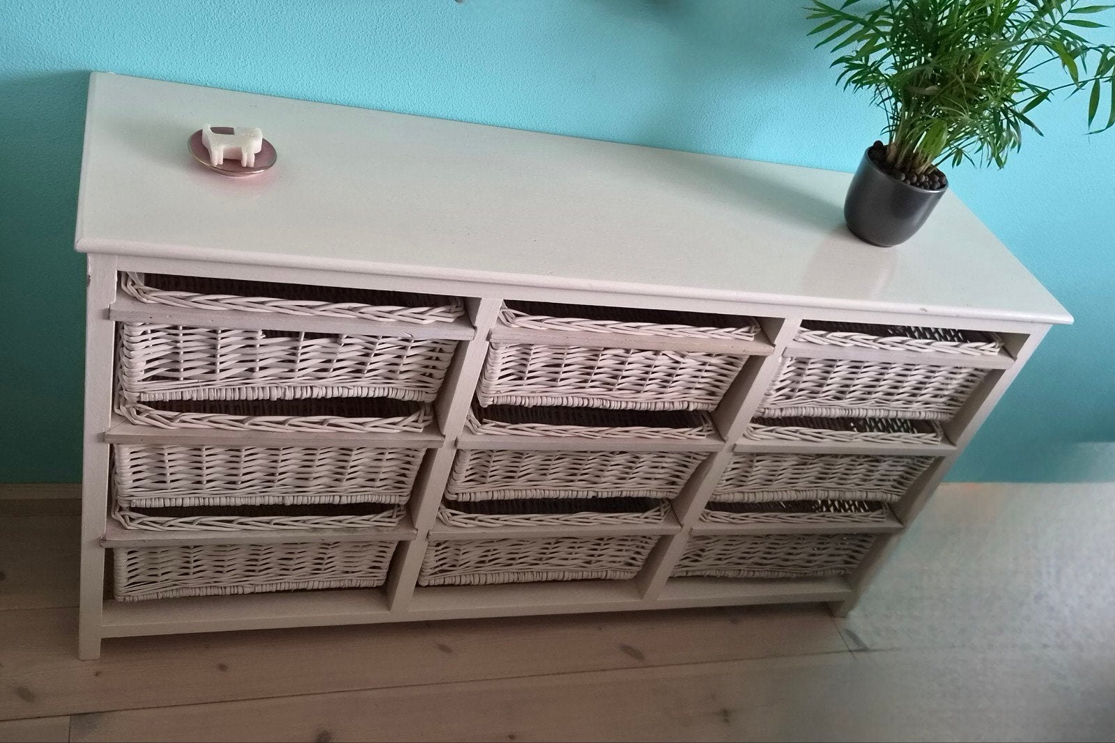 Ladenkastje met 9 rotan mandjes
BxHxD 120x65x33 cm
Kleur geb, Huis en Inrichting, Ophalen, Gebruikt, 100 tot 150 cm, 5 laden of meer