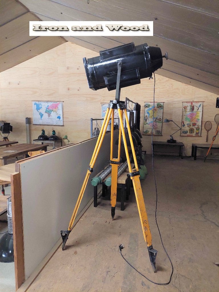 Zwarte oude spot op stoer verstelbaar oud houten statief, Gebruikt, Ophalen of Verzenden, Glas, Vintage stoer robuust loft oud industrieel theaterspot zwart