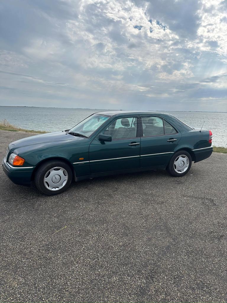 Mercedes-Benz C-Klasse 2.0 C200 1995 Groen, Auto's, Mercedes-Benz, 1998 cc, 74 €/maand, Beige, 4 cilinders