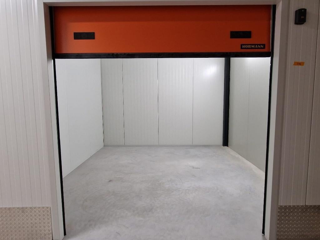 Indoor Garagebox / Opslagruimte 18 m² te huur in Arnhem, Auto diversen, Autostallingen en Garages