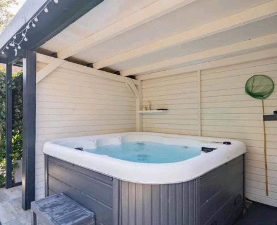 Jacuzzi / Spa Mallorca diamond goedkoopste op MP!, Ophalen, Zo goed als nieuw, Pomp, Vast