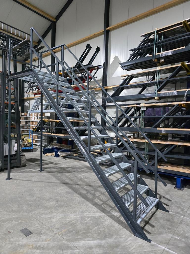 Stalen trap ral7016 hoog 3.0mtr nieuw nog0408, Ophalen, Zo goed als nieuw, Trap, 2 tot 4 meter