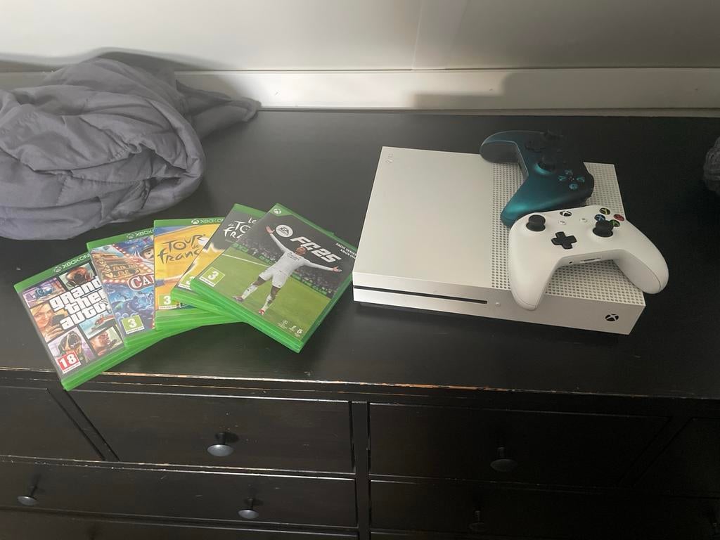 Xbox One S + 2 Controllers + Games, Avontuur en Actie, Gebruikt, 1 speler, Eén computer