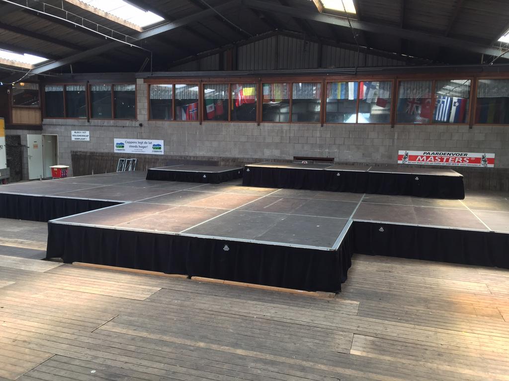 Foto 6 van Te koop podium met officieel NL-podiumboek.