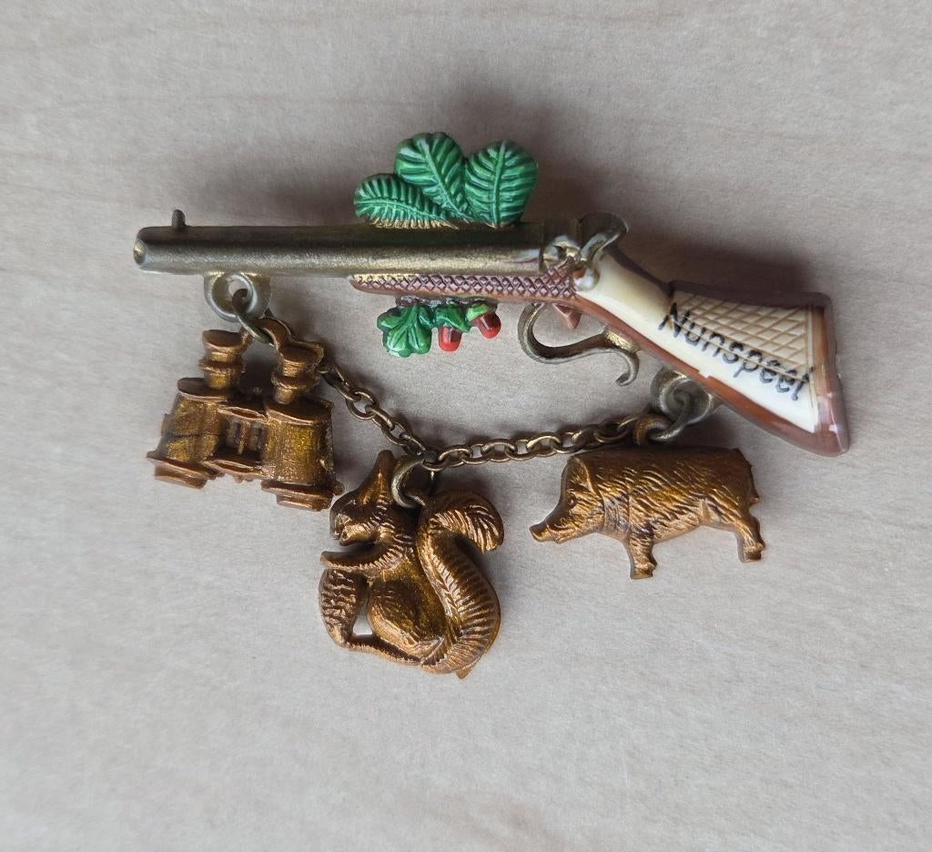 Nunspeet Jacht Wild zwijn Eekhoorn Verrekijker broche, Gebruikt, Niet vindbaar, Niet vindbaar, Speldje of Pin