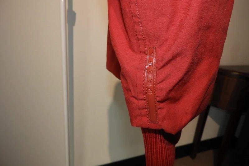 Prada vuur rode jas merk op de mouw mt IT 42 36/38, Kleding | Dames, Jassen | Winter, Prada, Verzenden, Maat 36 (S), Gedragen
