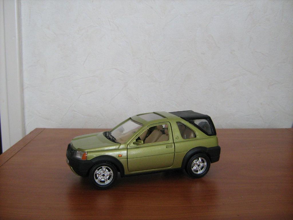 LandRover Freelander, Champagne, Bburago, schaal 1:24, Ophalen of Verzenden, Gebruikt, Auto, Bburago