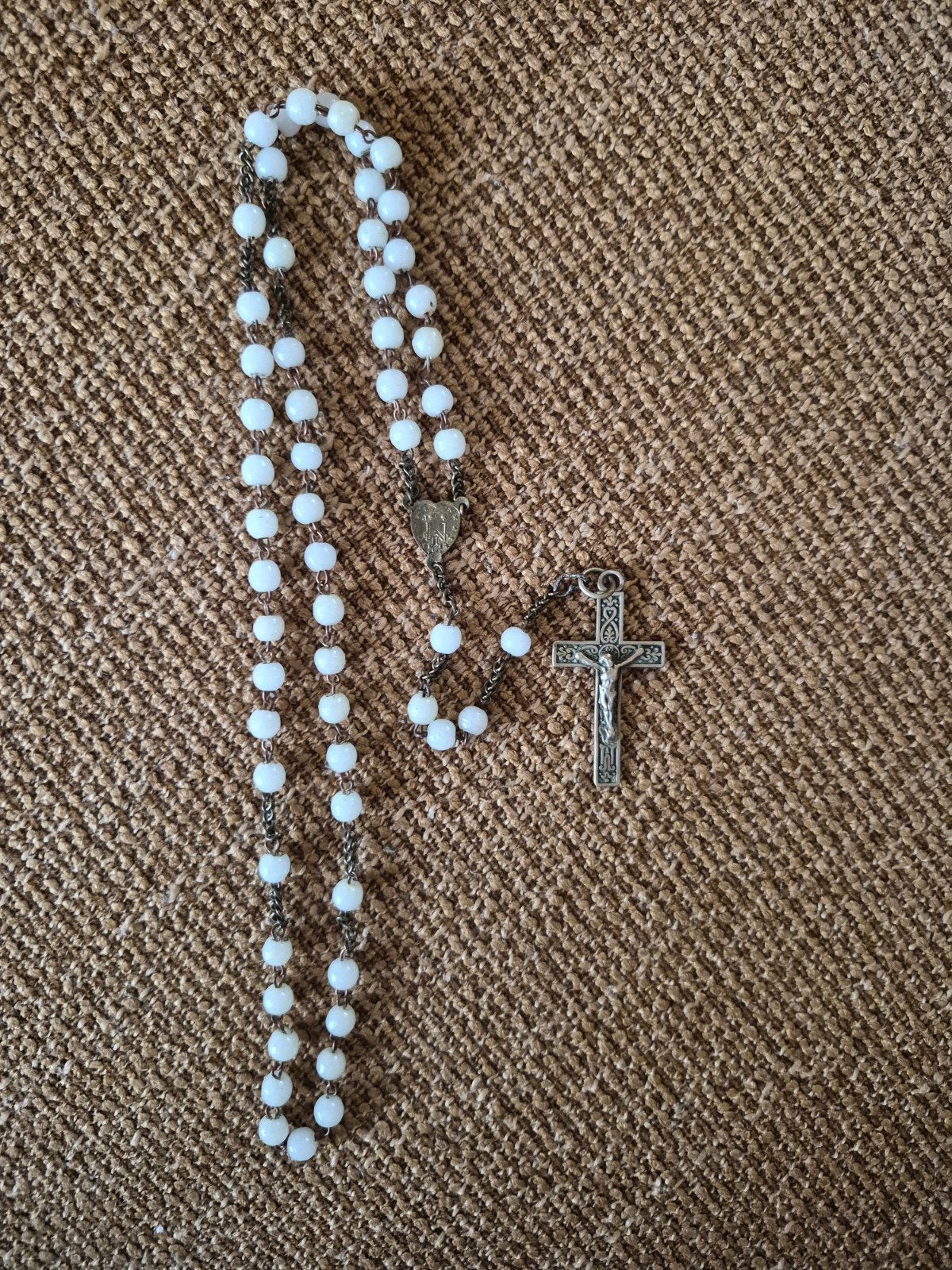 Rozenkrans met witte kralen en zilverkleurig kruis, Ophalen of Verzenden